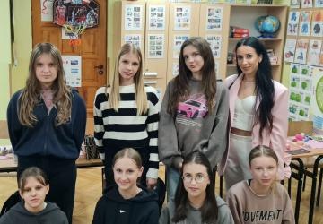 DORADZTWO ZAWODOWE W KLASIE 7-8 - WIZYTA WIZAŻYSTKI PANI PAULINY ŚLIMAK