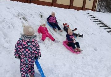 Zabawy na śniegu oddziału przedszkolnego