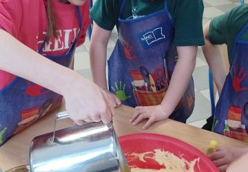 Babka wielkanocna na zajęciach świetlicowych