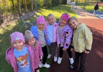 Piękna, słoneczna jesień na placu zabaw