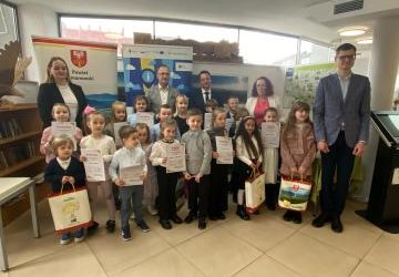WRĘCZENIE WYRÓŻNIEŃ W II EDYCJI POWIATOWEGO KONKURSU PLASTYCZNEGO ,,EKO-KARTKA WIELKANOCNA