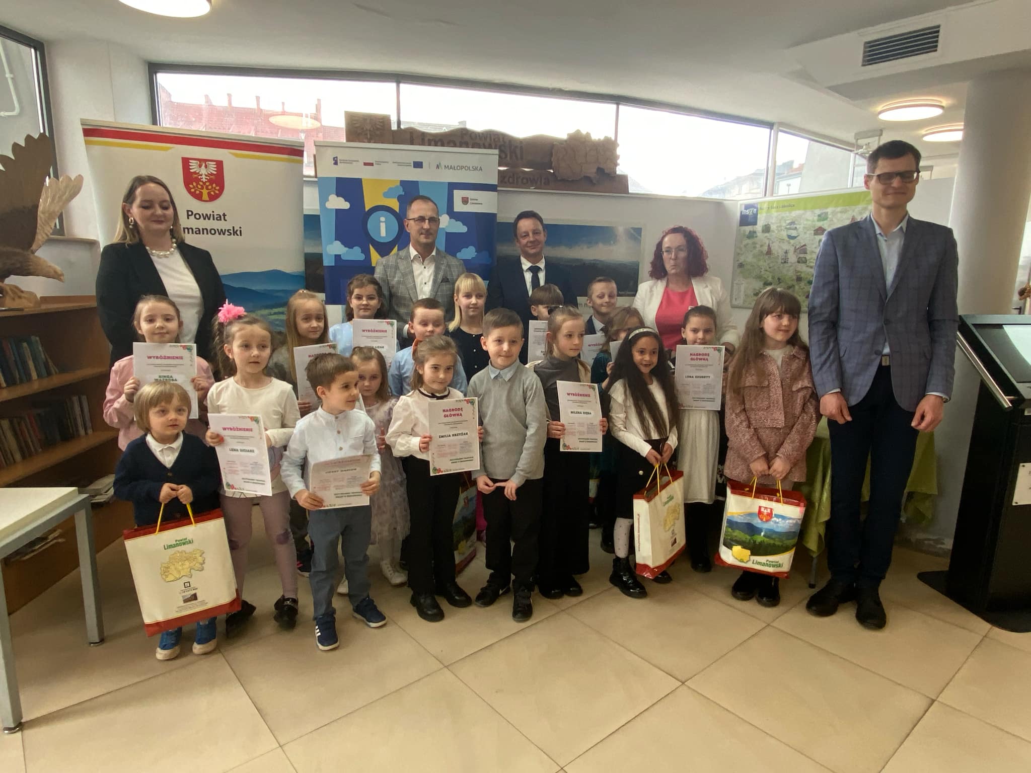 WRĘCZENIE WYRÓŻNIEŃ W II EDYCJI POWIATOWEGO KONKURSU PLASTYCZNEGO ,,EKO-KARTKA WIELKANOCNA