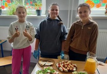 Przygotowanie wiosennych smakołyków przez uczniów klas V i VI na zajęciach z wychowawcą